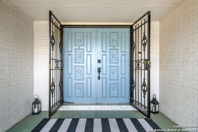 Listing photo id 1 for 8350 Windway