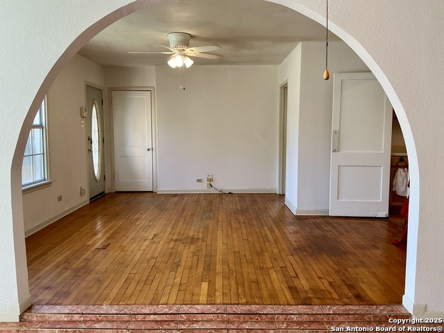 Listing photo id 9 for 310 Marquette
