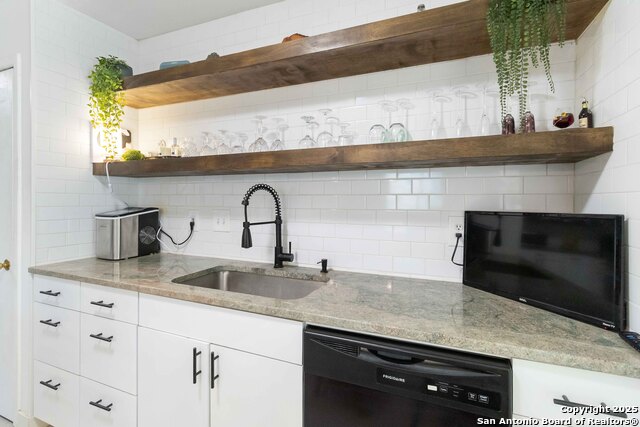 Image 11 of 27 For 4602 Hollyridge
