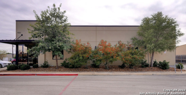Listing photo id 3 for 4222 Gatecrest