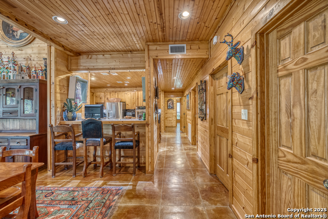 Listing photo id 9 for 4983 Ranch Road 1051