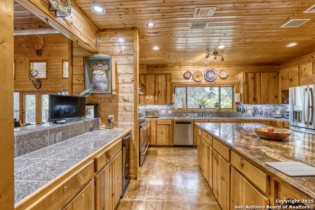 Listing photo id 11 for 4983 Ranch Road 1051