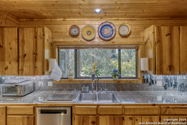 Listing photo id 13 for 4983 Ranch Road 1051
