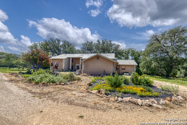 Listing photo id 0 for 4983 Ranch Road 1051