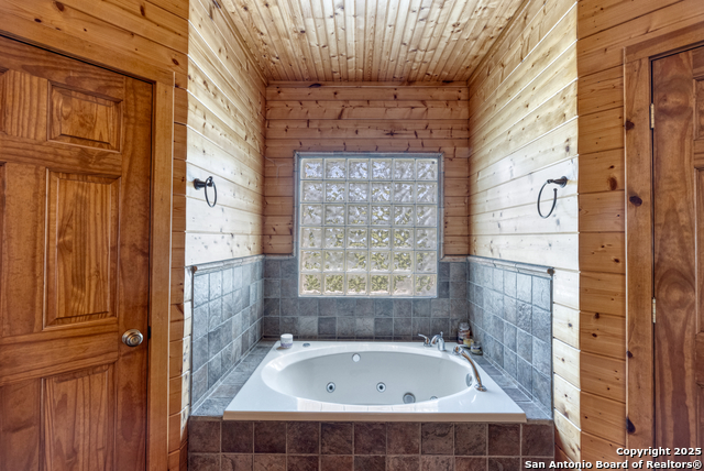 Listing photo id 22 for 4983 Ranch Road 1051