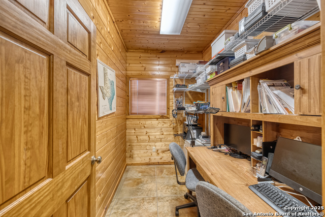 Listing photo id 25 for 4983 Ranch Road 1051