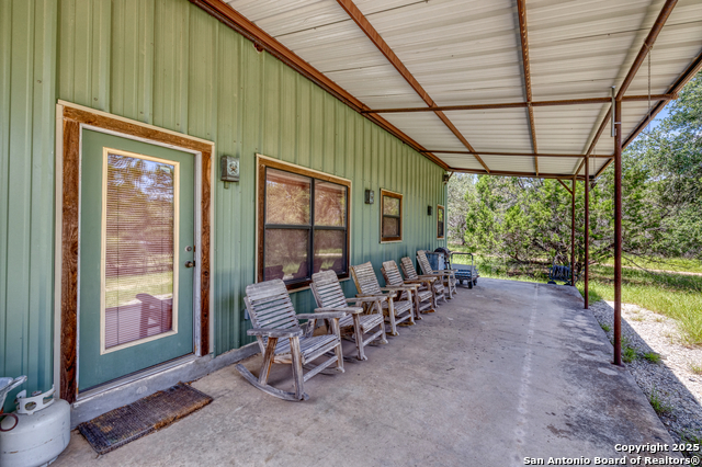 Listing photo id 42 for 4983 Ranch Road 1051