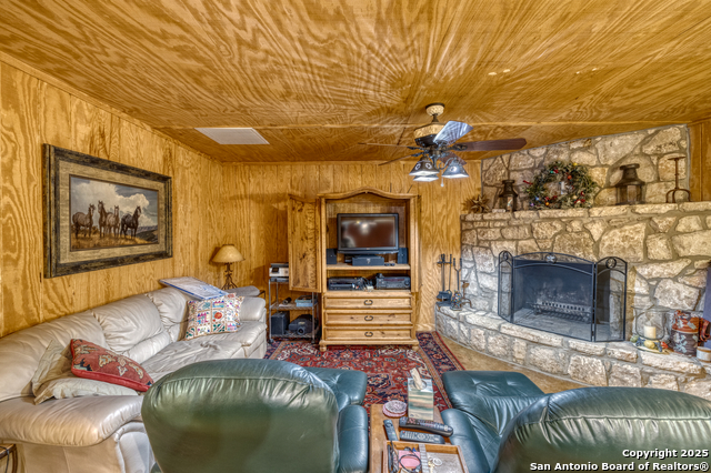 Listing photo id 43 for 4983 Ranch Road 1051