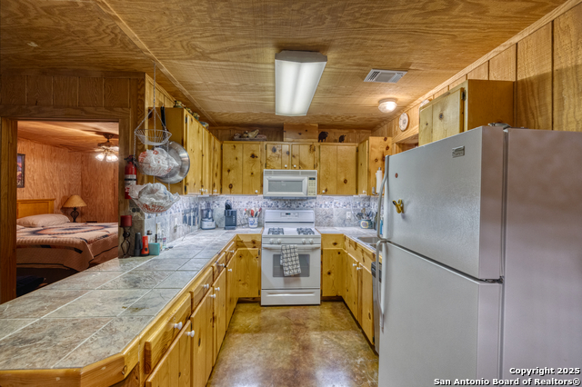 Listing photo id 44 for 4983 Ranch Road 1051