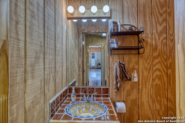 Listing photo id 49 for 4983 Ranch Road 1051
