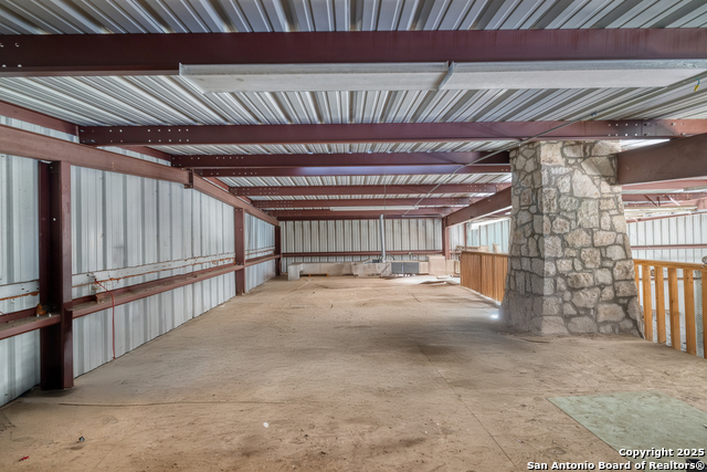 Listing photo id 51 for 4983 Ranch Road 1051
