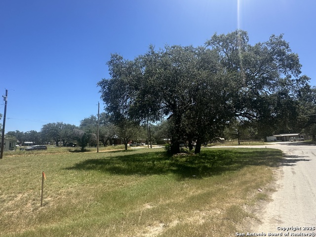 Details for 400 Davis  , Devine, TX 78016