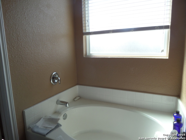 Listing photo id 11 for 6724 Luckey Pond