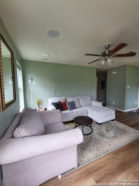 Listing photo id 4 for 312 Klein St E