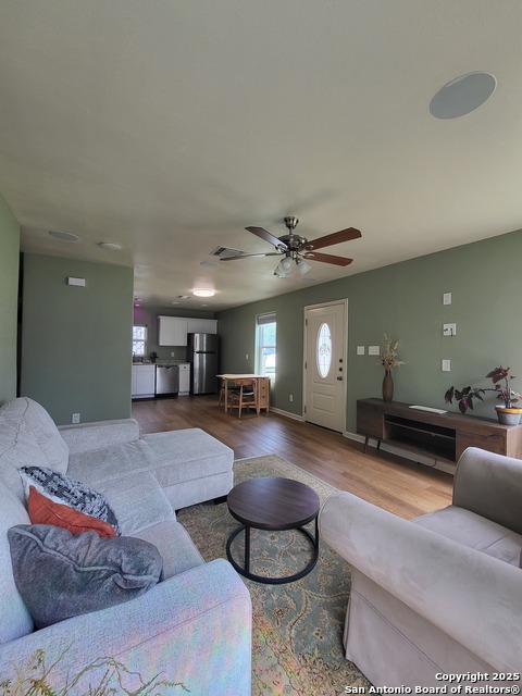 Listing photo id 5 for 312 Klein St E