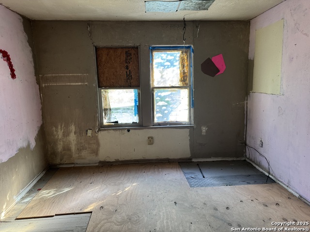 Listing photo id 10 for 1604 Katy St