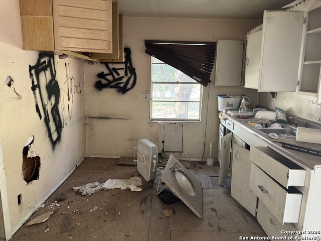 Listing photo id 12 for 1604 Katy St