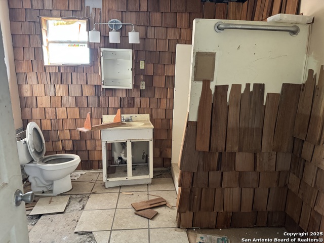 Listing photo id 13 for 1604 Katy St