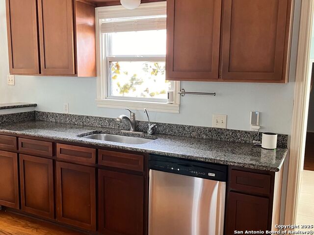 Listing photo id 8 for 357 Irvington Drive