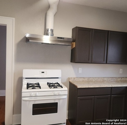 Listing photo id 2 for 1601 Woodlawn Ave W 1