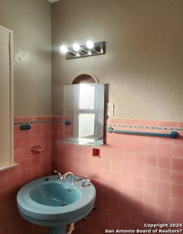 Listing photo id 4 for 1601 Woodlawn Ave W 1