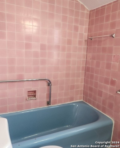 Listing photo id 5 for 1601 Woodlawn Ave W 1