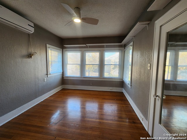 Listing photo id 7 for 1601 Woodlawn Ave W 1