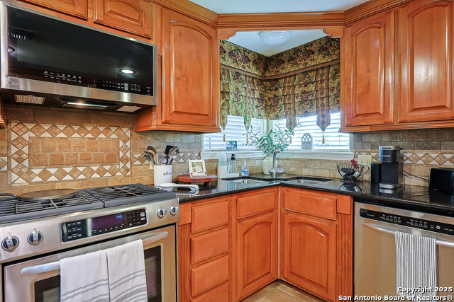 Listing photo id 9 for 2697 Oak Grove