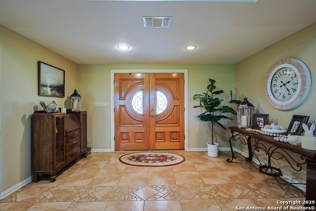 Listing photo id 0 for 2697 Oak Grove