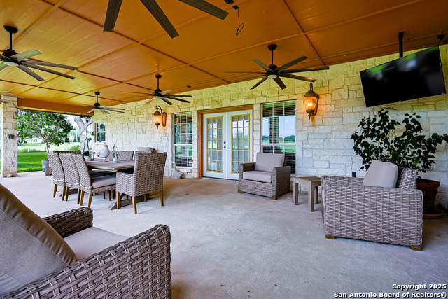 Listing photo id 21 for 2697 Oak Grove