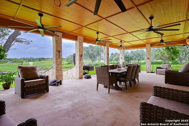 Listing photo id 22 for 2697 Oak Grove