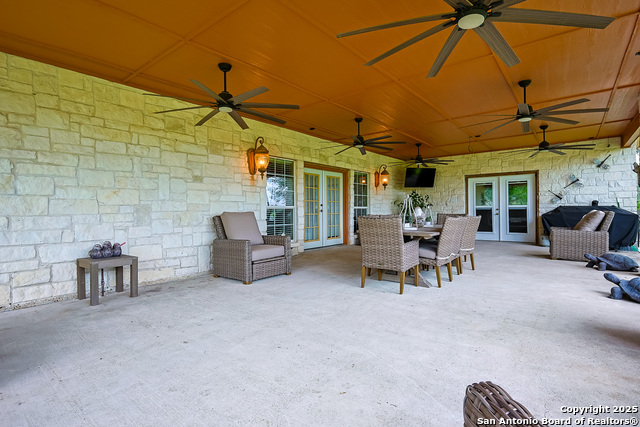 Listing photo id 23 for 2697 Oak Grove