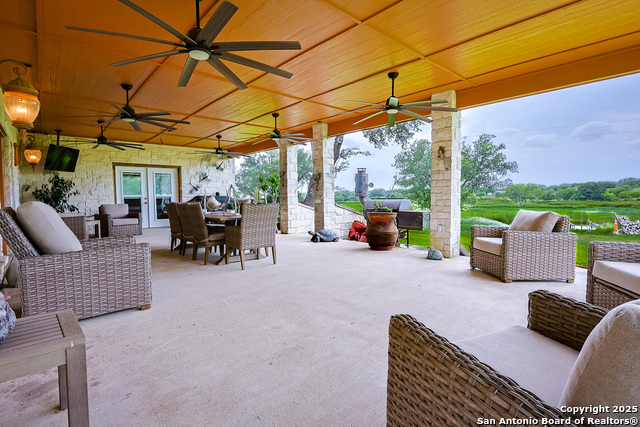 Listing photo id 24 for 2697 Oak Grove