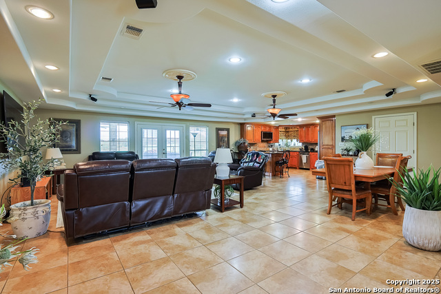 Listing photo id 1 for 2697 Oak Grove