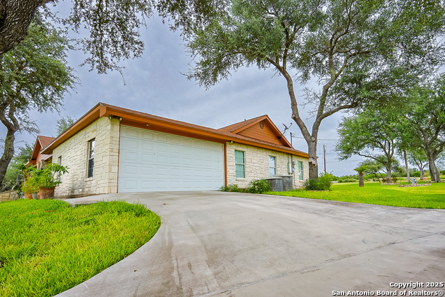 Listing photo id 29 for 2697 Oak Grove