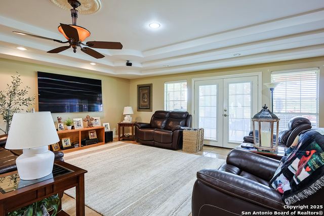 Listing photo id 2 for 2697 Oak Grove
