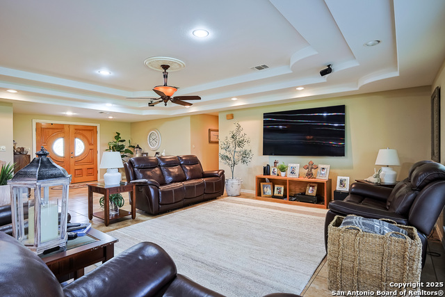 Listing photo id 3 for 2697 Oak Grove