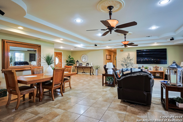 Listing photo id 4 for 2697 Oak Grove