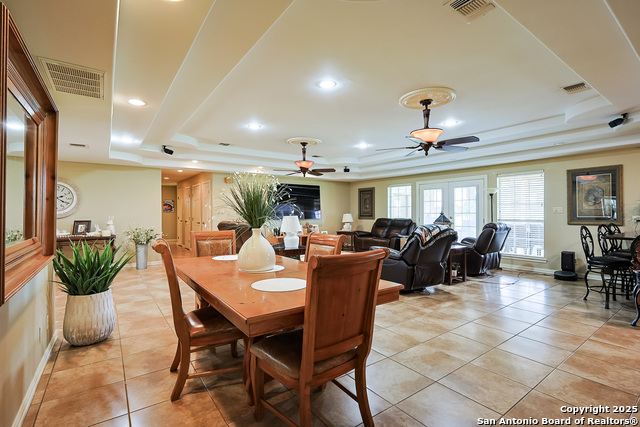 Listing photo id 5 for 2697 Oak Grove