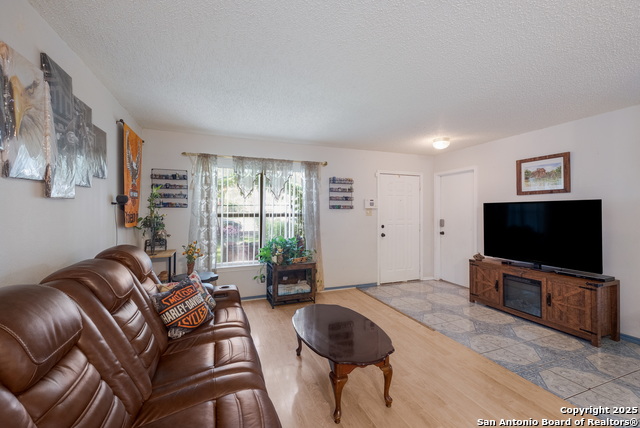 Listing photo id 4 for 9517 Cantura Crest