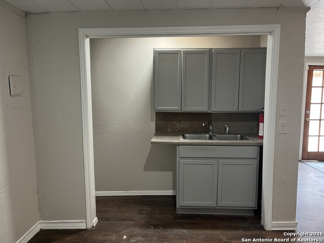 Listing photo id 12 for 123 Wallace  