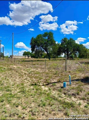 Listing photo id 2 for 21272 Fm 471 S