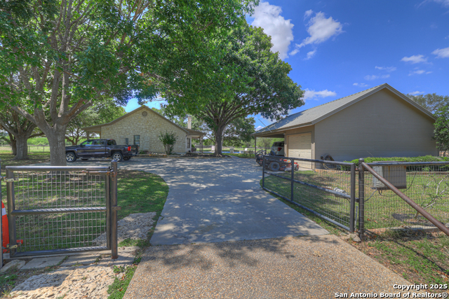 Listing photo id 10 for 624 Krueger