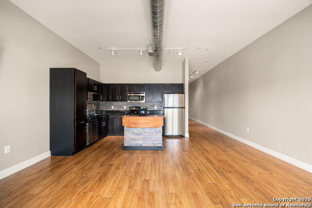 Image 18 of 35 For 1401 Flores St S #409
