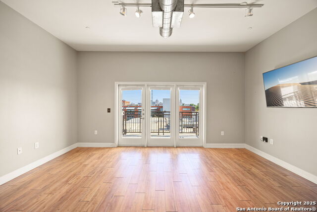 Image 21 of 35 For 1401 Flores St S #409