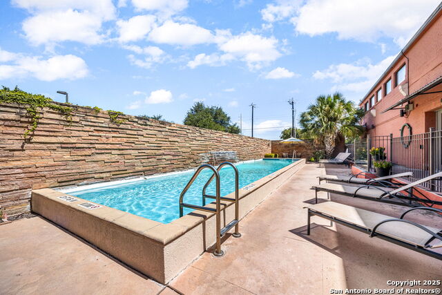 Image 29 of 35 For 1401 Flores St S #409