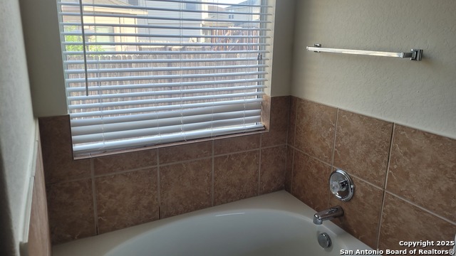 Listing photo id 11 for 6635 Hartnet