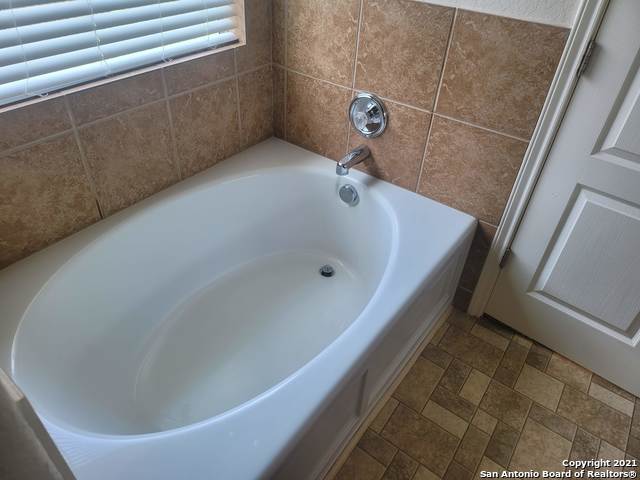 Listing photo id 5 for 6635 Hartnet