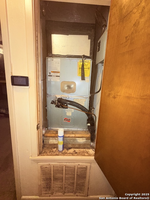 Listing photo id 23 for 110 7th  