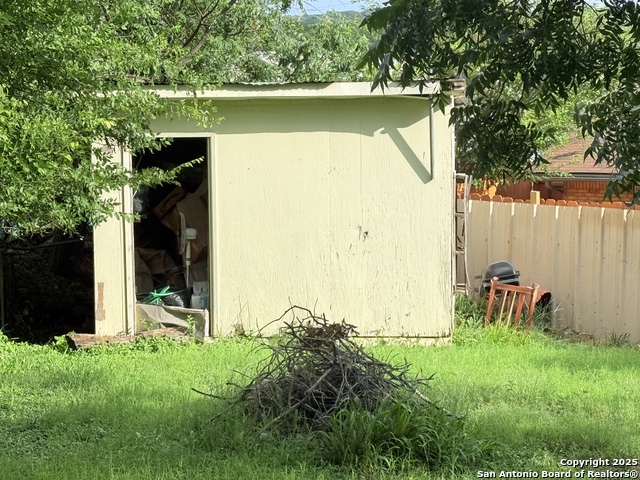 Listing photo id 38 for 110 7th  